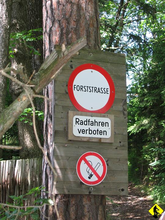 Karta1_ 164.jpg - Coś tam po niemiecku kawałek dalej. Tym co ni w ząb germańskiego, już śpieszę z tłumaczeniem: "Zabrania się palenia podczas jazdy rowerem!" Jak na dwa dni nauki to całkiem nieźle mi szło, co nie?